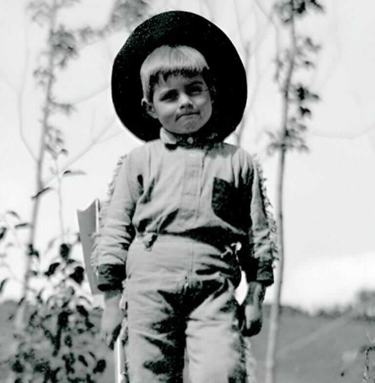 30 Amazing and Rare Photos of Ernest Hemingway - Face26 - AI Photo Enhancer