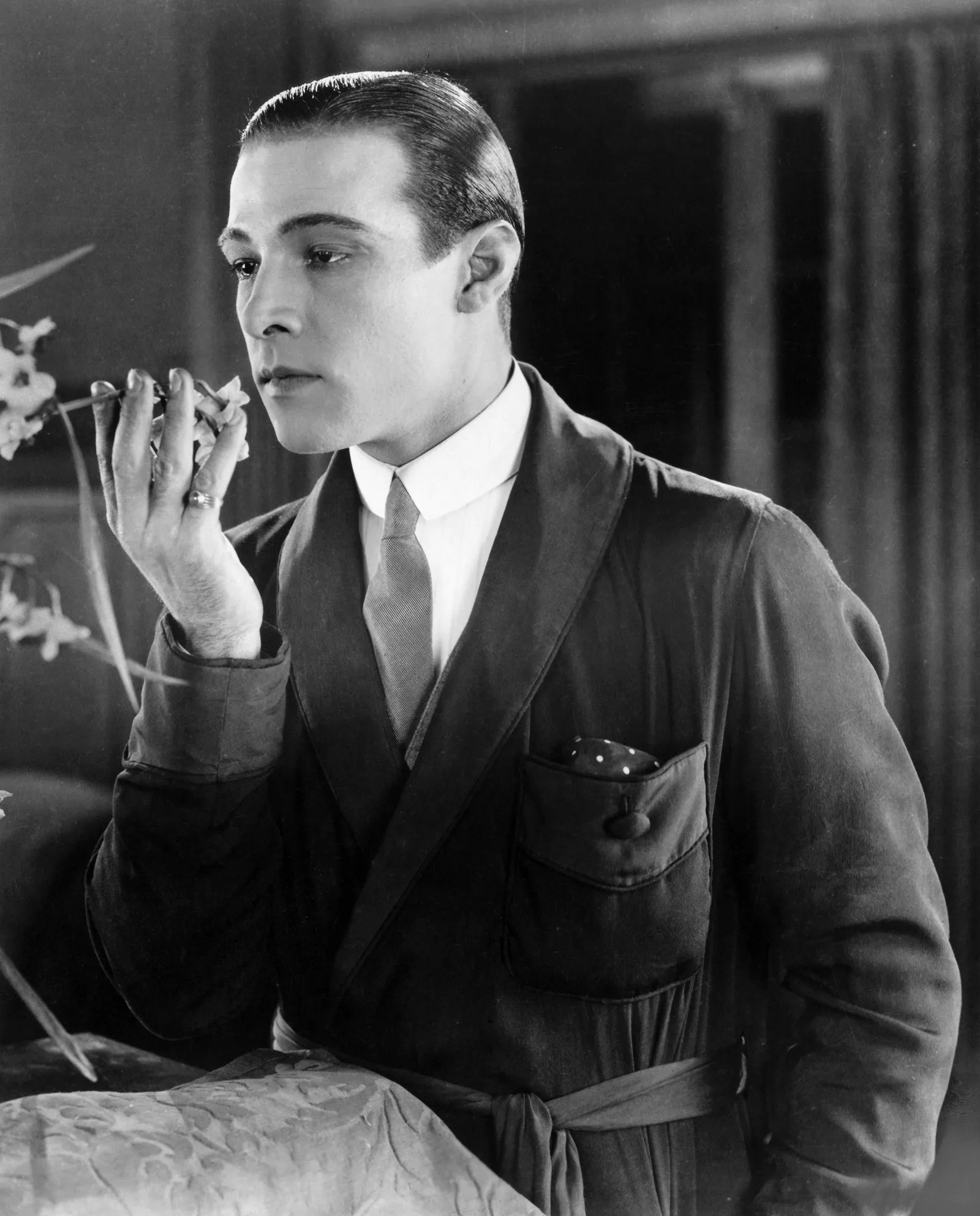 30 Amazing and Rare Photos of Rudolph Valentino - Face26